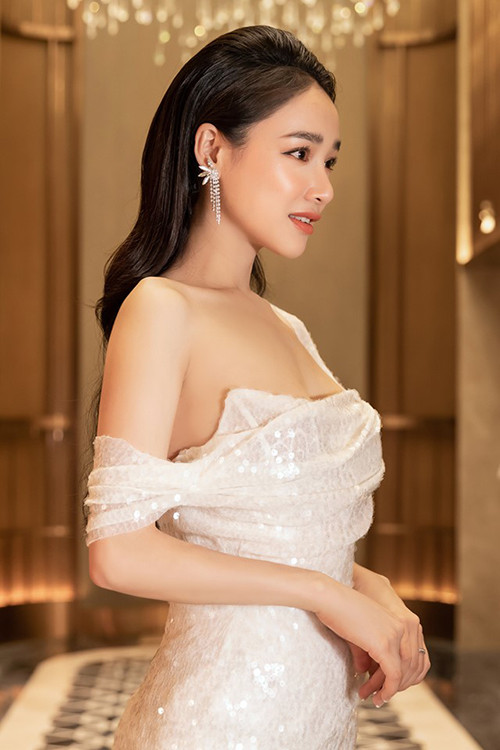 Góc nghiêng vừa giúp Nhã Phương khoe xinh đẹp vừa gợi cảm.