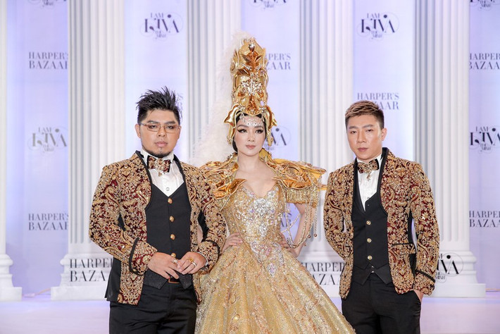 Hoa hậu Đền Hùng Giáng My quyền lực trong thiết kế váy bồng phủ sắc vàng nâu đậm màu vương giả. Giáng My tiết lộ cô và ê kíp đã dành một tháng để lên ý tưởng và thực hiện bộ đồ.