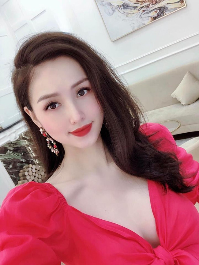 Tâm Tít tên thật là Phạm Thanh Tâm. Hot girl Hà thành sở hữu vẻ đẹp tự nhiên khiến nhiều người mê đắm ngay từ cái nhìn đầu tiên. Chính bà mẹ hai con cũng dí dỏm tự nhận mình "xinh như tiên giáng trần".