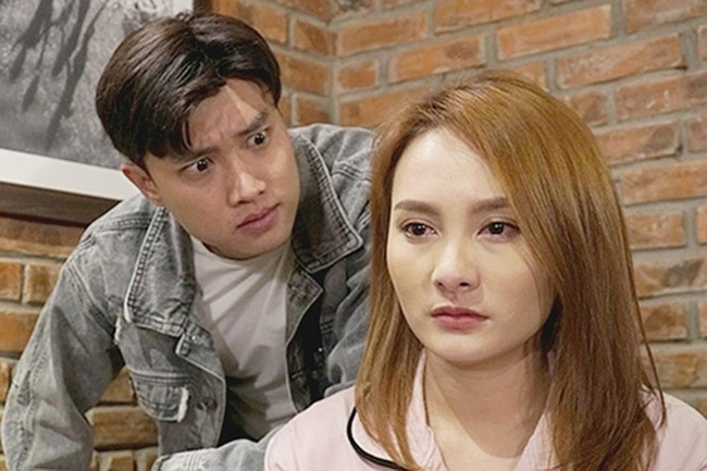 Quốc Trường là cái tên đang hot nhất hiện nay trên màn ảnh Việt với tác phẩm "Về nhà đi con". Trong phim, diễn viên 8X đảm nhận vai Vũ - một công tử nhà giàu nhưng "sở khanh" thích gái gú, lăng nhăng. Vì tính háo sắc, Vũ gặp Thư (Bảo Thanh) - cô gái thực dụng, yêu tiền. Ngoài đời, nhờ sự thuận lợi trong điện ảnh lẫn kinh doanh, nam diễn viên Quốc Trường đã tự mình sở hữu một căn biệt thự trị giá khoảng 25 tỷ.