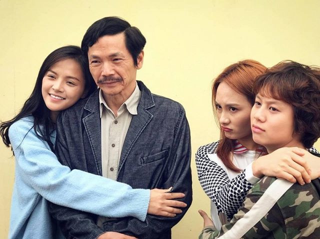 Bảo Hân (ngoài cùng bên phải) được khen ngợi với vai Dương - cô con gái út của ông Sơn (Trung Anh đóng) trong phim Về nhà đi con. Nhiều khán giả nhận xét Bảo Hân là một "nhân tố mới", tạo nên cảm hứng cho bộ phim. Nhân vật Dương mang tính cách ngổ ngáo, thẳng thắn, không bao giờ chịu khuất phục. Dương còn được cộng đồng mạng đặt biệt danh "cô gái vàng trong làng đánh anh rể".