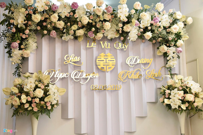 Sáng 2/6, lễ ăn hỏi giữa nhạc sĩ Dương Khắc Linh và nữ ca sĩ Sara Lưu (Lưu Ngọc Duyên) được tổ chức tại nhà riêng của cô dâu ở quận 8 (TP.HCM). Không gian buổi lễ được trang trí với nhiều hoa tươi và lấy tông trắng làm chủ đạo.