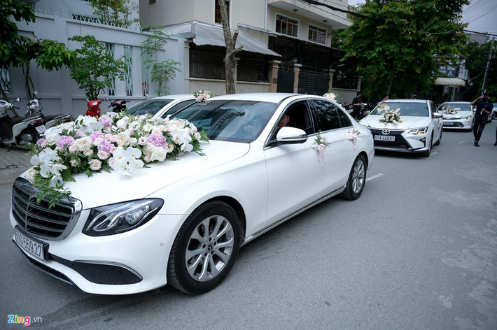 Khoảng 10h hơn, gia đình Dương Khắc Linh có mặt tại nhà riêng của nữ ca sĩ Sara Lưu. Nhạc sĩ 39 tuổi vẫn chọn trắng và hồng nhạt làm tông màu trang trí chủ đạo cho đoàn xe rước dâu.