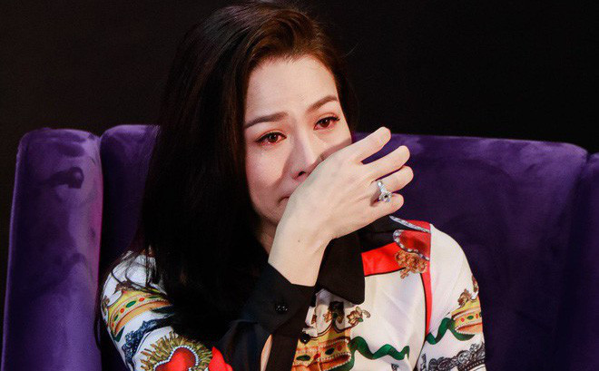 Chia tay tình đầu trong ức nghẹn, Kim Anh muốn tìm đến cái chết để giải thoát khi hai lần cô có ý định nhảy sông tự tử không thành vì bị phát hiện. Lần thứ ba, cô tự nhốt mình trong phòng và lấy dao lam cắt tay nhưng may mắn người giúp việc đã phát hiện kịp thời và đưa đi bệnh viện. Sau đó, cô đã tỉnh ngộ và nhận ra rằng tự hành hạ bản thân vì một người đàn ông tồi tệ là không đáng.