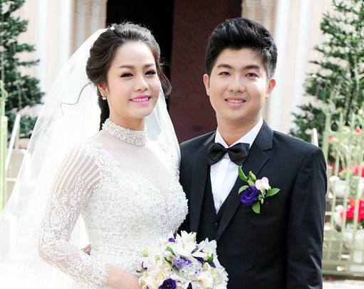 Trải qua nhiều đau khổ trong đường tình Nhật Kim Anh đã chọn cho mình một bến đỗ khi lên xe hoa năm 2014 với ông xã Bửu Lộc, một nhân viên ngân hàng đang làm việc ở Cần Thơ. Đám cưới của đôi uyên ương có sự chúc phúc từ gia đình cùng nhiều đồng nghiệp thân thiết của Kim Anh trong showbiz. Nữ diễn viên từng chia sẻ cô cảm nhận được sự quan tâm chân thành của ông xã. "Những người là con trai một, lại còn trẻ, được nuông chiều thì thường có thói quen ỷ lại, tuy nhiên, anh rất độc lập, làm được mọi việc", Nhật Kim Anh thổ lộ.