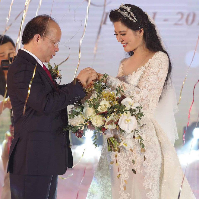 Sau đám cưới với Thứ trưởng Bộ Tài chính Huỳnh Quang Hải, Đinh Hiền Anh vấp phải khá nhiều ý kiến trái chiều từ dư luận. Cô từng chia sẻ đã có thời gian mất cân bằng nhưng sau đó, mọi việc dần đi vào quỹ đạo.