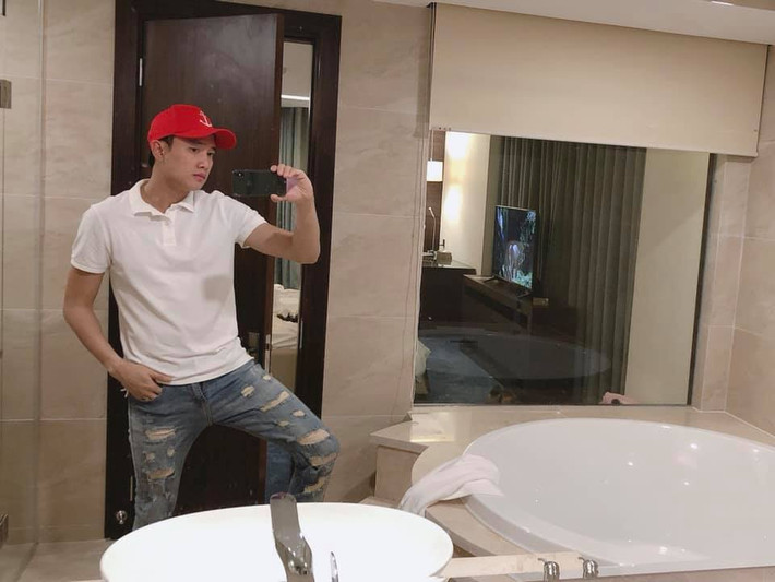 Bộ phim "Về nhà đi con" ngày càng thu hút sự quan tâm của khán giả. Trong đó, những tình tiết mới liên quan đến tính trăng hoa của Vũ (Quốc Trường đóng) đặc biệt gây thích thú. Trong ảnh, Quốc Trường khoe chụp trong khách sạn nơi diễn ra cuộc đánh ghen kinh hoàng khiến anh ám ảnh.