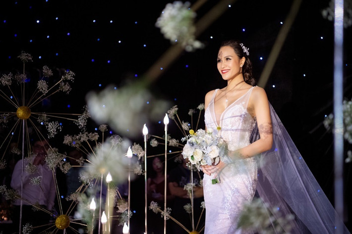 Tiệc cưới của Phương Mai và ông xã Marcin người Ba Lan diễn ra vào tối 15/6 tại khách sạn Mariott tràn ngập cảm xúc, trong đó có cả nụ cười và giọt nước mắt hạnh phúc của cô dâu, chú rể.
