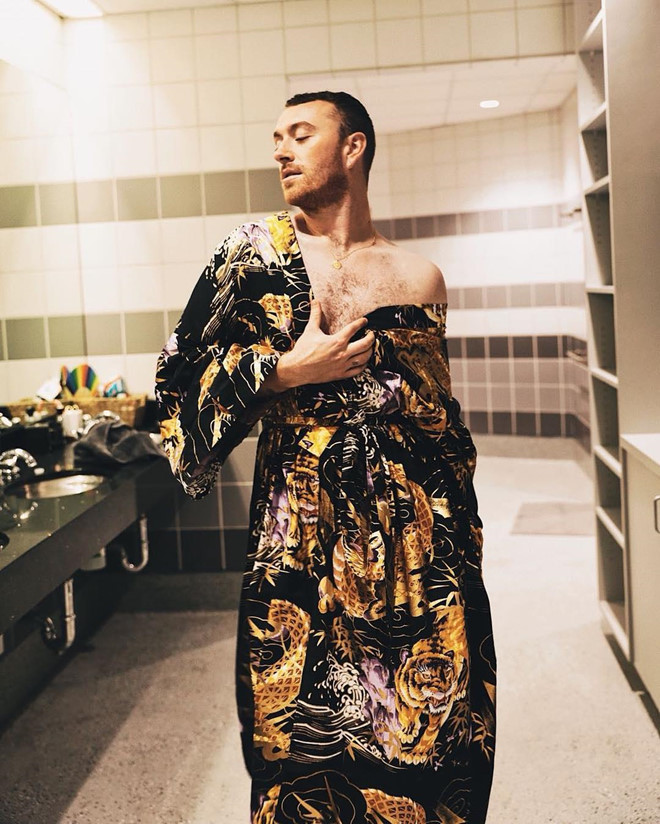 Anh từng thừa nhận bị ám ảnh bởi phong cách trang điểm của Boy George cũng như vẻ đẹp nóng bỏng của Marilyn Monroe. "Từng có thời gian tôi không có bất kỳ loại quần áo nào của nam giới. Tôi thường trang điểm thật kỹ trước khi đến trường, đeo lông mi giả, mặc quần legging và khoác áo lông", nam ca sĩ chia sẻ thêm về việc theo đuổi vẻ đẹp nữ tính của mình.