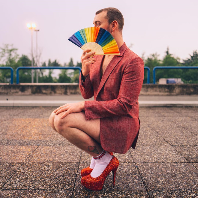 Hiện, Sam Smith hẹn hò ngôi sao phim 13 Reasons Why, Brandon Flynn. Hai người thường công khai hôn môi và ôm ấp tình tứ ở nơi công cộng. Khi xuất hiện bên bạn trai, nam ca sĩ thường lựa chọn trang phục nam tính và gọn gàng, khác hẳn loạt ảnh mặc váy nữ tính trên mạng xã hội.
