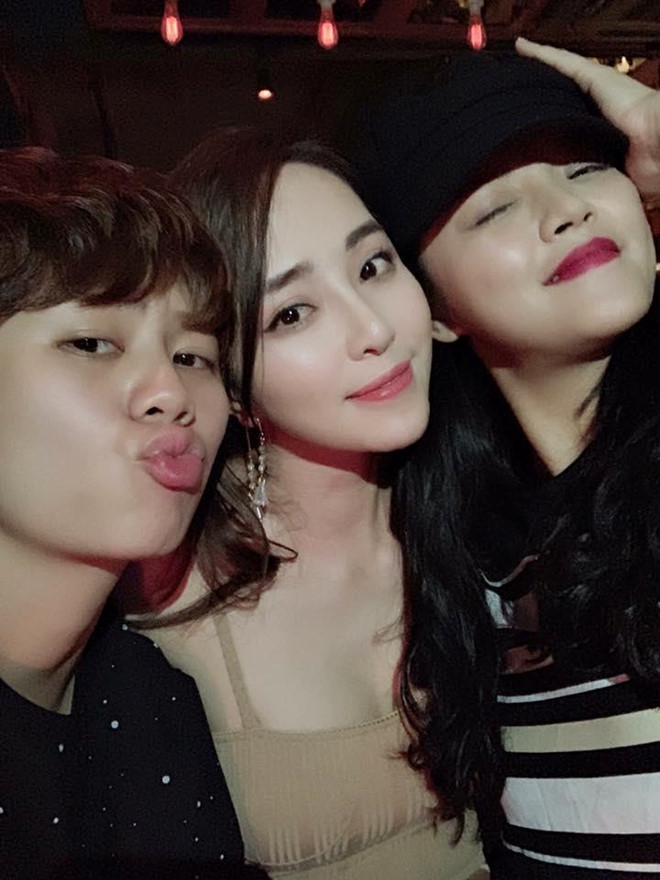 Trong một số hình ảnh hậu trường của Về nhà đi con, sự xuất hiện của "cá sấu chúa" Quỳnh Nga gây chú ý. Đây có thể là bộ phim đánh dấu sự trở lại của nữ diễn viên 8X sau thời gian dài vắng bóng.