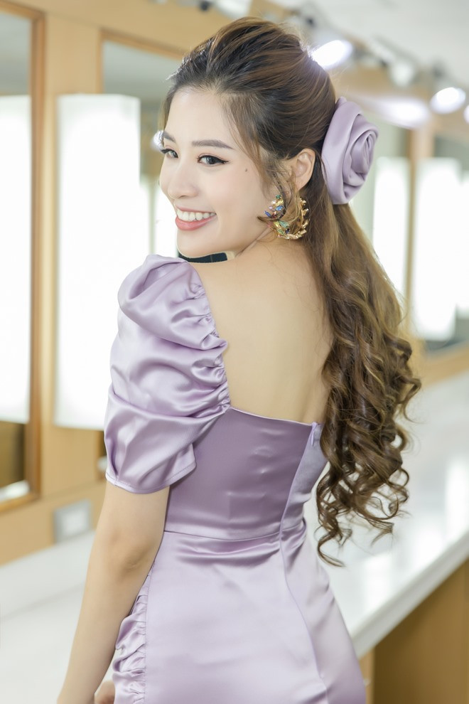 Đặc biệt, phần cổ và lưng khoét sâu giúp người đẹp phô diễn được vòng 1 nóng bỏng và lưng trần gợi cảm.
