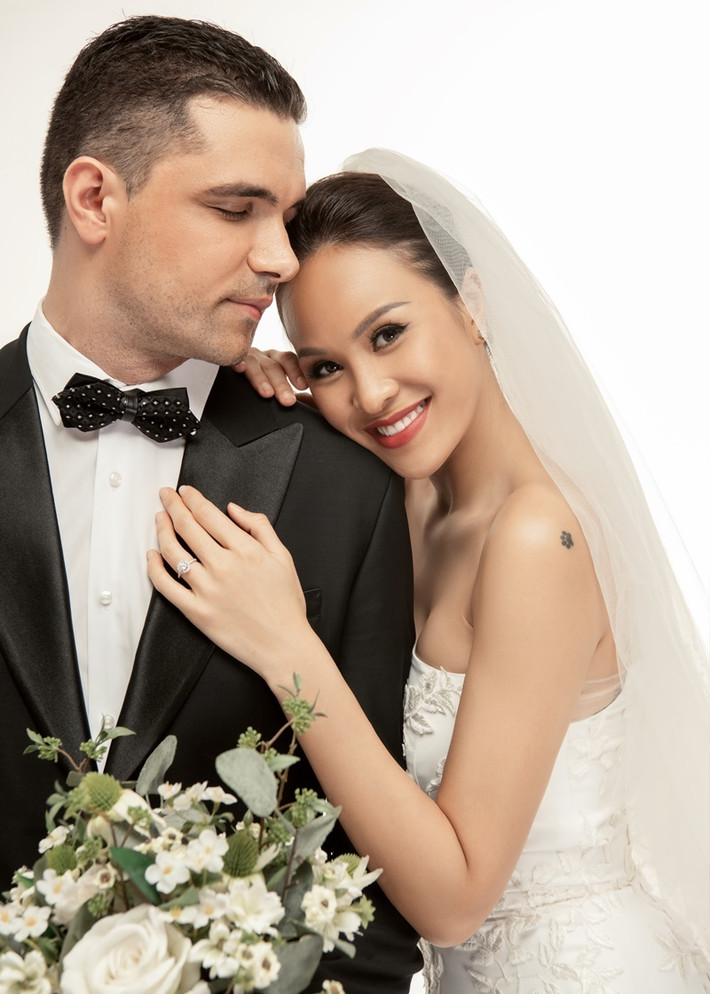 MC Phương Mai rạng ngời hạnh phúc bên chồng ngoại quốc.