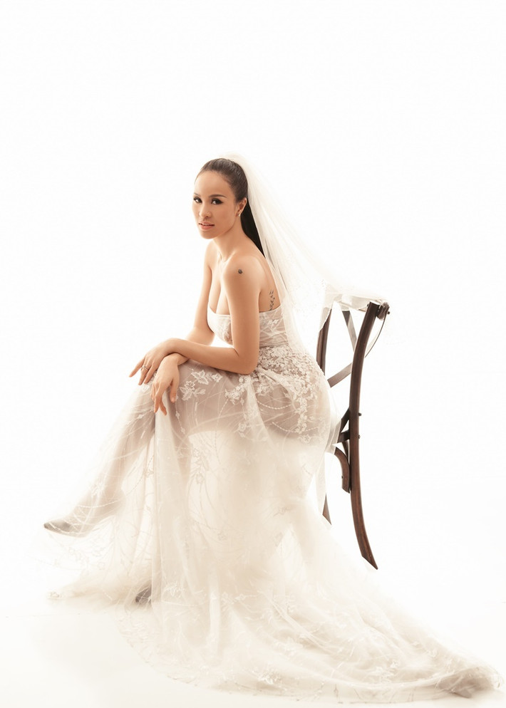 Phương Mai sinh năm 1990, được biết đến với vai trò người mẫu, MC song ngữ. Cô theo đuổi phong cách thời trang quyến rũ và được mệnh danh là MC sexy nhất showbiz Việt.