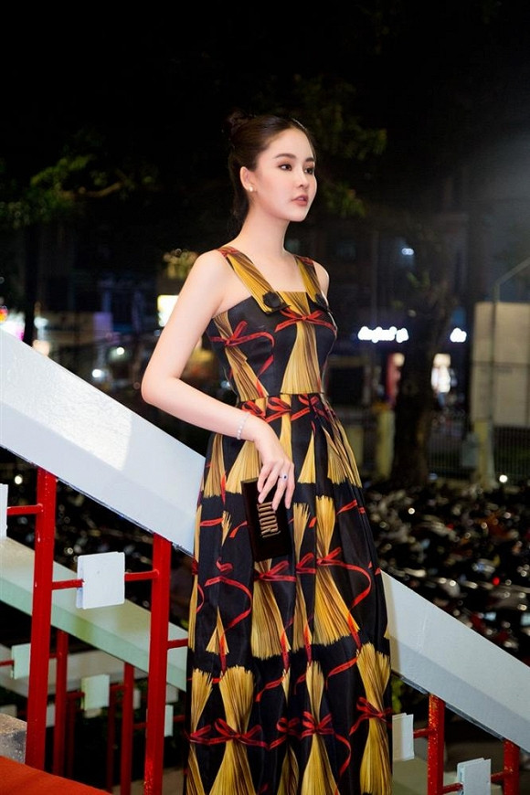 Bộ đầm của Ngân Anh đến từ thương hiệu Dolce&Gabbana có giá 3.495 USD (tương đương 81 triệu đồng), giày ánh kim Gucci 1.000 USD (khoảng hơn 22 triệu đồng).