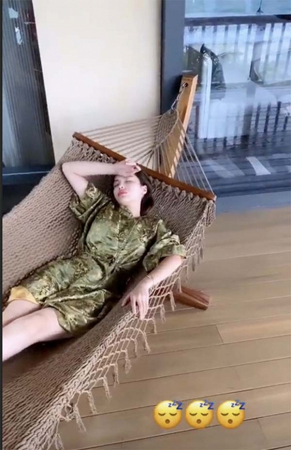 Thời gian qua, công chúng lẫn giới truyền thông luôn đặt dấu chấm hỏi về mối quan hệ giữa Hoa hậu Kỳ Duyên và siêu mẫu Minh Triệu. Bởi cả hai liên tục có những cử chỉ thân mật, đầy yêu thương dành cho nhau. Điển hình như cách đây vài ngày, khi Kỳ Duyên vừa đăng tải ảnh diện bikini nóng bỏng ở bể bơi, lập tức Minh Triệu cũng khoe ảnh thả rông vòng một tại cùng địa điểm. Rõ ràng, đôi bạn này không chỉ có nhiều sở thích chung mà "máu liều" và phong cách thời trang cũng rất tương đồng. Chưa dừng lại ở đó, mới đây, Kỳ Duyên và Minh Triệu còn đi du lịch Phú Quốc cùng nhau.