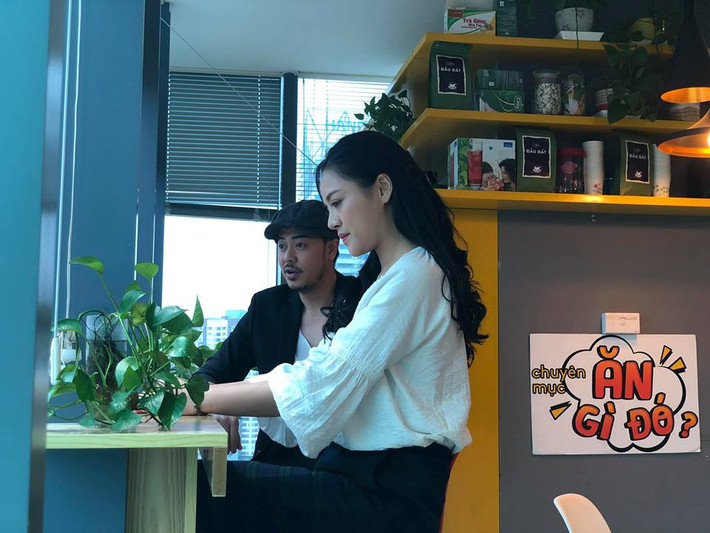 Hậu trường một cảnh quay giữa Thu Quỳnh (Huệ) và ông Quốc.