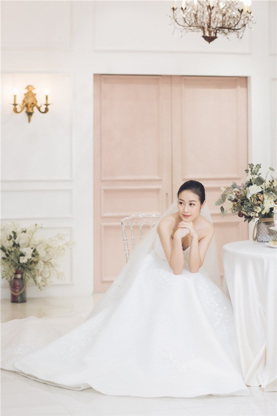 Trên mạng xã hội, cặp đôi chưa từng hé lộ về hình ảnh hay mối quan hệ với đối phương. Dù gần đến ngày cưới, Phí Linh cũng không đề cập đến chú rể mà tung bộ ảnh cô mặc váy cưới vô cùng xinh đẹp.