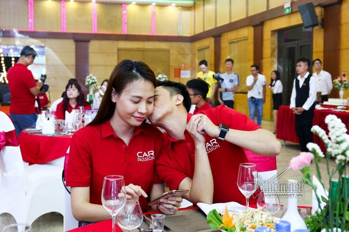 Trong cuộc trò chuyện, Đàm Thu Trang tiết lộ sẽ làm đám cưới chính thức với Cường đô là vào tháng 7 tới tại TP.HCM. Tuy nhiên về địa điểm và ngày giờ cụ thể thì cô muốn giữ bí mật cho tới phút chót.