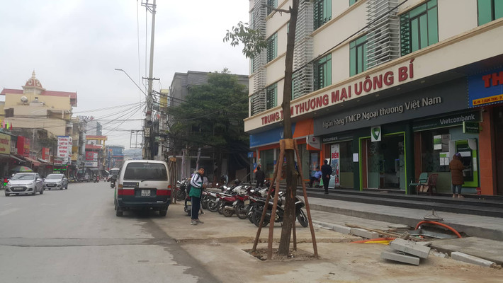 Công trình chỉnh trang tuyến phố Quang Trung (TP Uông Bí) bao gồm nhiều hạng mục: xây mới và hạ ngầm 2 đường dây trung áp 22Kv; xây dựng mới tuyến chiếu sáng; mở rộng mặt đường hiện trạng để tạo các không gian dừng, đỗ xe; bó vỉa, lát gạch vỉa hè; thay thế hệ thống thoát nước.