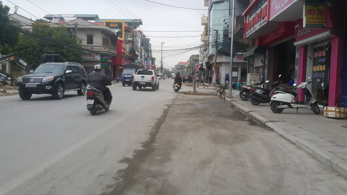 Khu vực đoạn bê tông nằm giữa lòng đường với vỉa hè chưa được trồng cây.