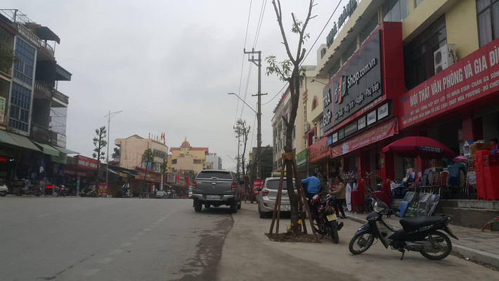 Công trình chỉnh trang tuyến phố Quang Trung (thuộc phường Quang Trung, thành phố Uông Bí, tỉnh Quảng Ninh) đang được gấp rút hoàn thiện. Đây là dự án nhằm góp phần hoàn thiện hạ tầng kỹ thuật, nâng cấp đô thị, đảm bảo hài hòa không gian kiến trúc cảnh quan, tạo diện mạo mới về mỹ quan, sáng, xanh, sạch đẹp cho khu vực trung tâm thành phố.