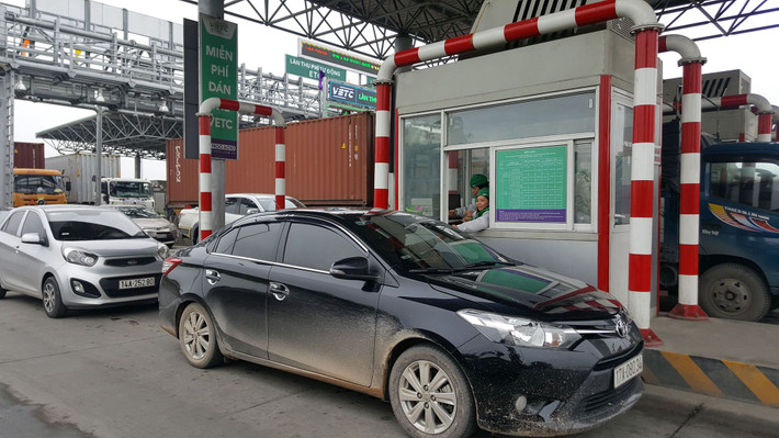 Tuy nhiên, do lượng xe khách và xe container dừng vào trạm mua vé tháng nhiều dẫn đến ùn tắc kéo dài, đơn vị đã phải xả trạm lúc 9h30'. Sau 15 phút xả trạm không thu phí, các phương tiện lưu thông bình thường, không gây ra ùn tắc tại trạm... Đến gần 11h cùng ngày, tình hình giao thông, an ninh trật tự tại khu vực Trạm BOT Tiên Cựu khá ổn định, thông thoáng, các phương tiện qua lại trạm bình thường. Phía trước trạm không xảy ra tình trạng ùn tắc, mặc dù đây là tuyến quốc lộ có lưu lượng phương tiện qua lại khá đông.
