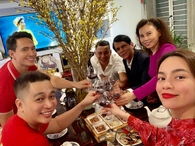 Hồ Ngọc Hà hiện hạnh phúc bên nam diễn viên Kim Lý. Sáng mùng 1 Tết, Kim Lý cũng có mặt trong buổi tiệc đón tân xuân của gia đình bạn gái. Trước đó, trong dịp Tết Dương lịch, nữ ca sĩ cùng cha mẹ, con trai Subeo có kỳ nghỉ ở Thụy Điển, quê nhà Kim Lý.