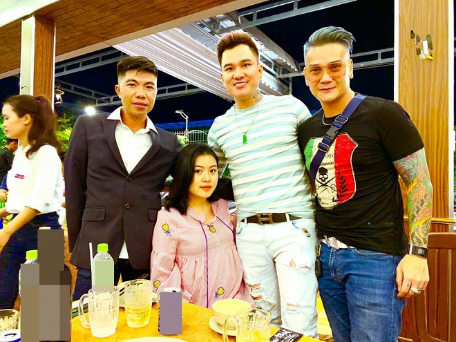 Điều bất ngờ với khán giả là bà xã của anh đã mang bầu khá lớn. Trong một số tấm ảnh chụp chung với mọi người, cô vẫn giữ nguyên tư thế ngồi dù tất cả đều đứng dậy. Quan sát từ trang phục cho tới gương mặt của Thu Hương, có thể thấy cô đã mang thai khá lớn và sắp tới ngày lâm bồn.