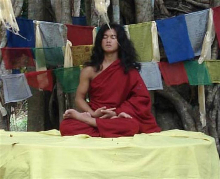Theo thông tin đăng tải, chàng trai kỳ lạ này có tên là Ram Bahadur Bomjon, sinh năm 1990, ở Ratnapuri, Nepal. Ram Bahadur Bomjon còn được biết đến với cái tên Palden Dorje, đây cũng là phật hiệu chính thức của anh.