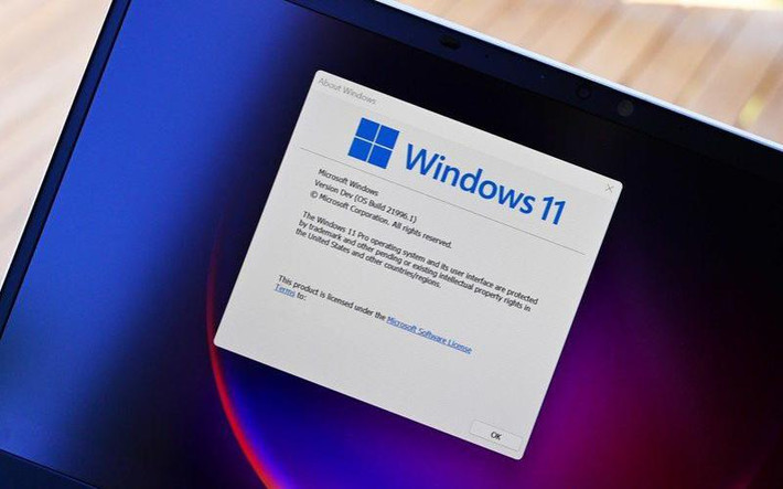 Đặc biệt, Windows 11 có tính năng mới là Windows Widgets. Đó là những ô vuông chứa thông tin được tùy biến dựa trên sở thích người dùng bằng trí tuệ nhân tạo (AI). Màn hình này có thể được kích hoạt từ cạnh ngoài cùng bên trái. Microsoft bố trí một số widget có sẵn gồm: tin tức, thời tiết, bản đồ, chứng khoán...