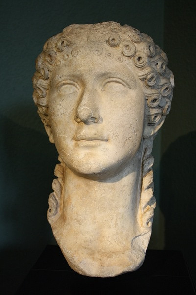 Vài năm sau, hoàng đế La Mã Tiberius qua đời, anh trai Caligula của Julia trở thành người kế vị ngai vàng. Kể từ đây, địa vị của Julia ngày càng tăng thêm và được hưởng nhiều đặc ân.
