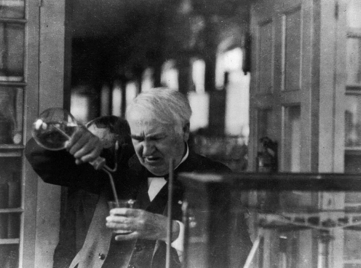 Thậm chí, khi thấy Edison liên tiếp thất bại, không ít người công kích, nói xấu ông là "người hoang tưởng" hay "kẻ điên".
