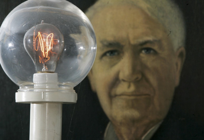 Nhờ sự kiên trì, nỗ lực không ngừng nghỉ của Edison mà nhân loại có thể sử dụng bóng đèn để chiếu sáng.