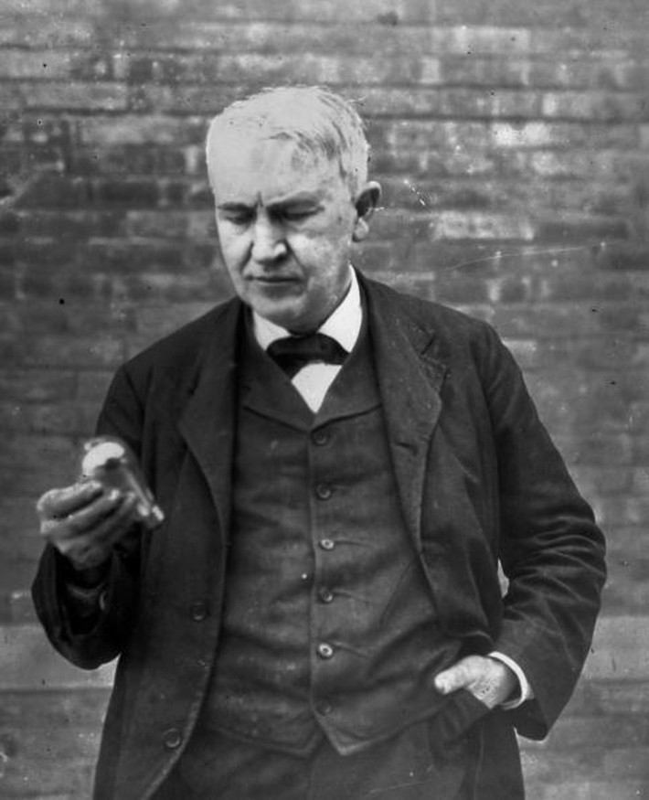 Thay vào đó, nhà khoa học Edison xem những lần thí nghiệm đó là những cơ hội để học hỏi, đúc rút được kinh nghiệm quý báu để đạ tới thành công.
