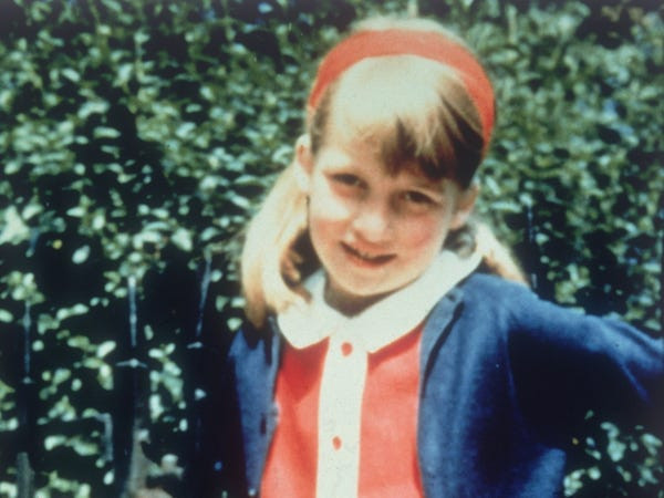 Khi Công nương Diana lên 7 tuổi, cha mẹ của bà là Frances Shand Kydd và Edward John Spencer ly hôn. Theo đó, Công nương Diana có tuổi thơ khá "sóng gió" khi không được hưởng niềm hạnh phúc gia đình trọn vẹn.