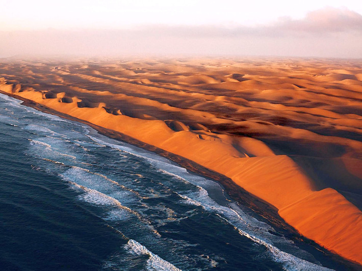 Vì vậy, sa mạc Namib trở thành địa điểm đặc biệt so với các sa mạc khác. Với việc nằm bên bờ biển và tiếp giáp mặt nước, những bãi cát ở sa mạc Namib có nhiều màu sắc khác nhau từ vàng đến cam.