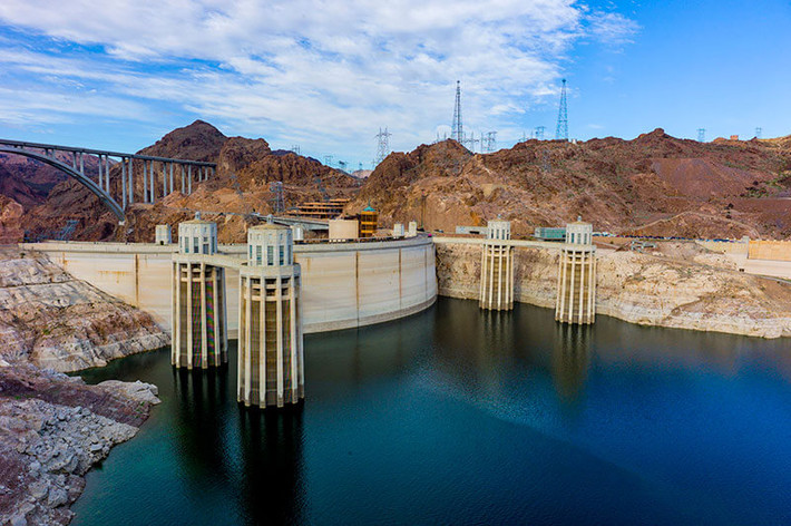 17 máy phát điện của đập Hoover có thể sản xuất tối đa 2.071 megawatts năng lượng thủy điện. Nhờ vậy, đập thủy điện này cung cấp nguồn nước và nguồn điện cho các tiểu bang lân cận.
