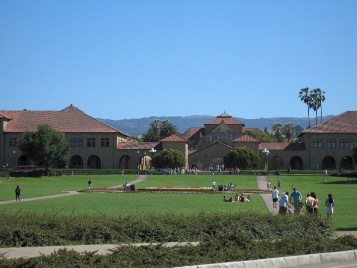 Stanford là ngôi trường mà 74 tỷ phú và 17 phi hành gia theo học.
