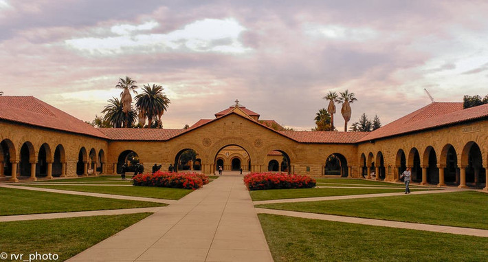 Kể từ năm 1952 đến nay, hơn 60 người từng tốt nghiệp Đại học Stanford giành được giải Nobel uy tín.