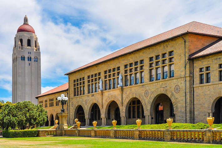 Với diện tích 33,1 km2, Stanford trở thành đại học có khuôn viên lớn nhất thế giới. Diện tích của ngôi trường này rộng gấp 96 lần công viên Disneyland.