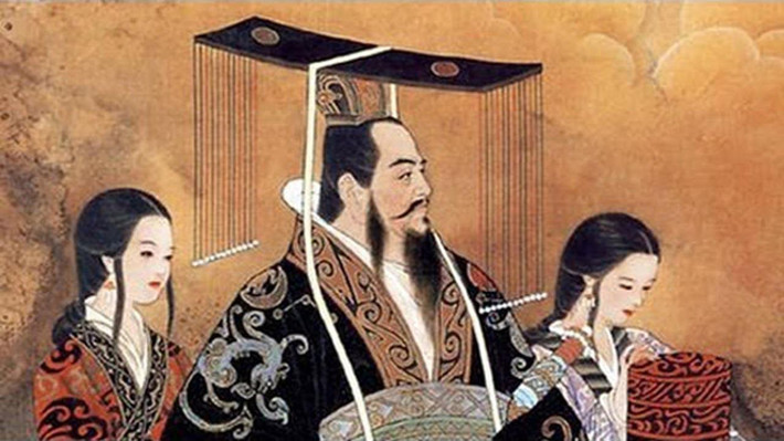 Hàng ngày, hoàng đế và các phi tần trong hậu cung luôn có nhiều kẻ hầu người hạ. Trong đó, cung nữ Trung Quốc thời phong kiến là những người có địa vị thấp trong hậu cung. Họ có nhiệm vụ hầu hạ việc ăn uống, quần áo, trang điểm, nghỉ ngơi... cho chủ nhân.