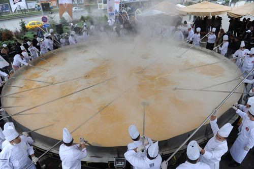 Khi ấy, trong vòng 6 giờ, 55 người sử dụng 145.000 quả trứng, 400 kg dầu và 100 kg bơ để làm món trứng tráng nặng 6.466 kg. Theo đó, đây là món trứng tráng lớn nhất thế giới.