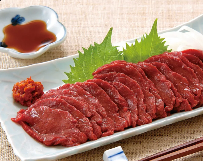 Thịt ngựa sống được xem là một món ăn ngon ở Nhật Bản. Món ăn này được gọi là basashi và được cắt lát mỏng. Thực khách sẽ ăn sống món này.