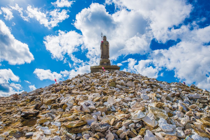 Do ác quỷ thường ném đá phá hỏng những cây cầu nên cha mẹ khẩn cầu thần Jizo phù hộ, che chở cho con cái vượt qua sông bình an.