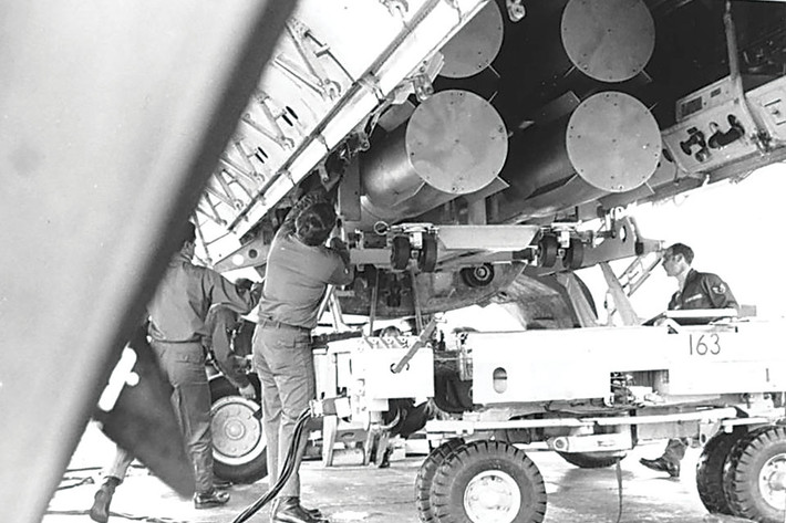 Vào năm 1961, máy bay B-62 của Mỹ đang chở bom hạt nhân thì gặp sự cố nghiêm trọng.