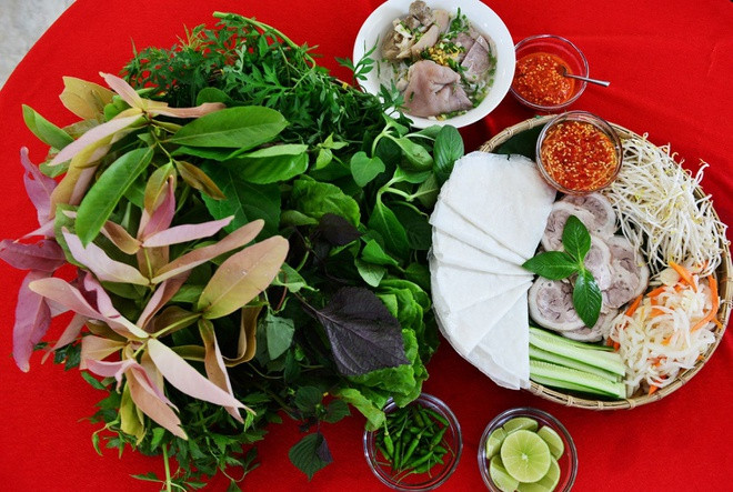 Nghề làm bánh tráng phơi sương ở Trảng Bàng, Tây Ninh được đưa vào danh mục Di sản văn hóa phi vật thể quốc gia từ năm 2015. Sau khi tráng bánh bằng bột gạo, phơi bánh, người ta thêm công đoạn nướng bánh, rồi lại đem phơi bánh cho đẫm sương đêm, mới cho ra thành phẩm. Nhờ đó, bánh tráng phơi sương có độ dày dai, deo dẻo đặc trưng. Ảnh: Lê Quân.