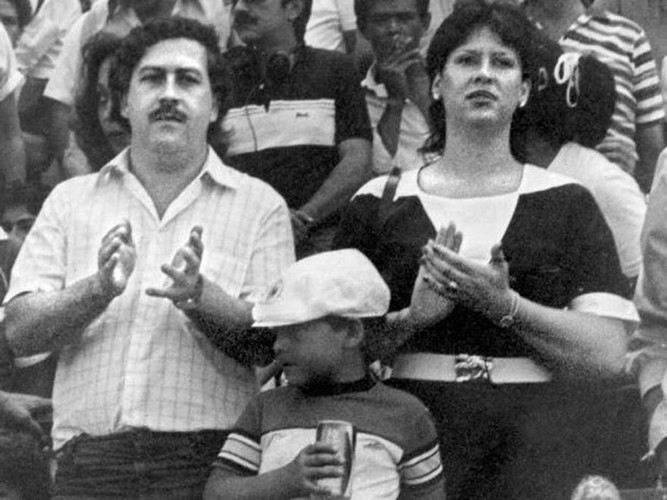 Dù là một tên tội phạm nguy hiểm nhưng Pablo Escobar rất yêu chiều vợ con. Gã từng dẫn con đến tham quan và chụp ảnh ở bên ngoài Nhà Trắng năm, 1981.