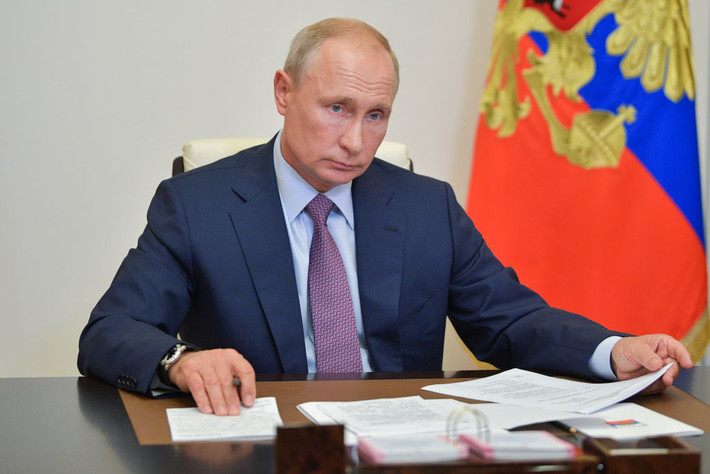 Suốt thời gian làm điệp viên cho KGB, ông Putin thường nhận được sự khen thưởng, chúc mừng từ cấp trên và đồng nghiệp khi luôn hoàn thành tốt công việc được giao.