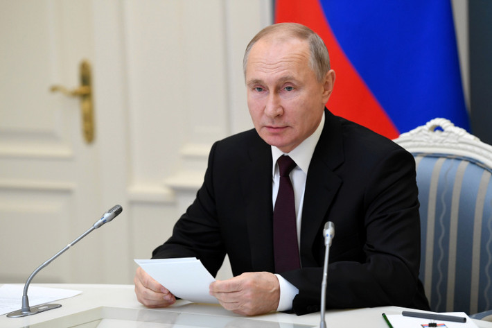 Sau khi Liên Xô tan rã, vào năm 1991, ông Putin khi ấy là điệp viên mang hàm Trung tá quyết định rời KGB.